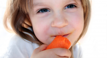 Petite fille qui croque une carotte - © Fotolia 6614683_M